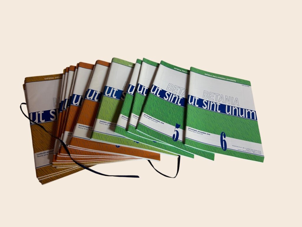 Fascicoli a uscita settimanale pronti per essere rilegati e trasformati in libri