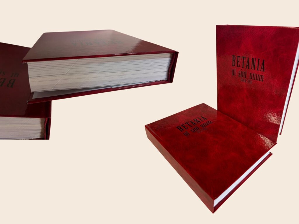 Esempio di fascicoli trasformati in libri con copertina rigida e cucitura manuale